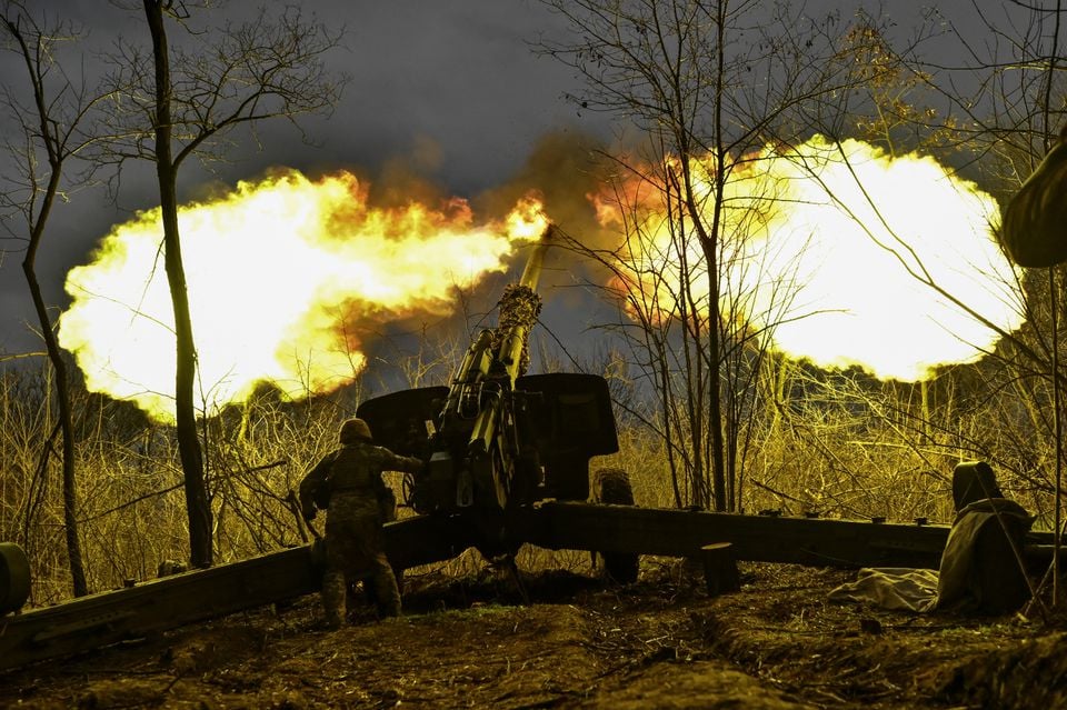 یوکرین کا ایک فوجی 2A65 Msta-B Howitzer کے ساتھ روسی فوجیوں کی طرف گولی چلا رہا ہے، یوکرین پر روس کے حملے کے دوران، 5 جنوری، 2023 کو یوکرین کے علاقے Zaporizzhia میں ایک فرنٹ لائن میں۔— رائٹرز